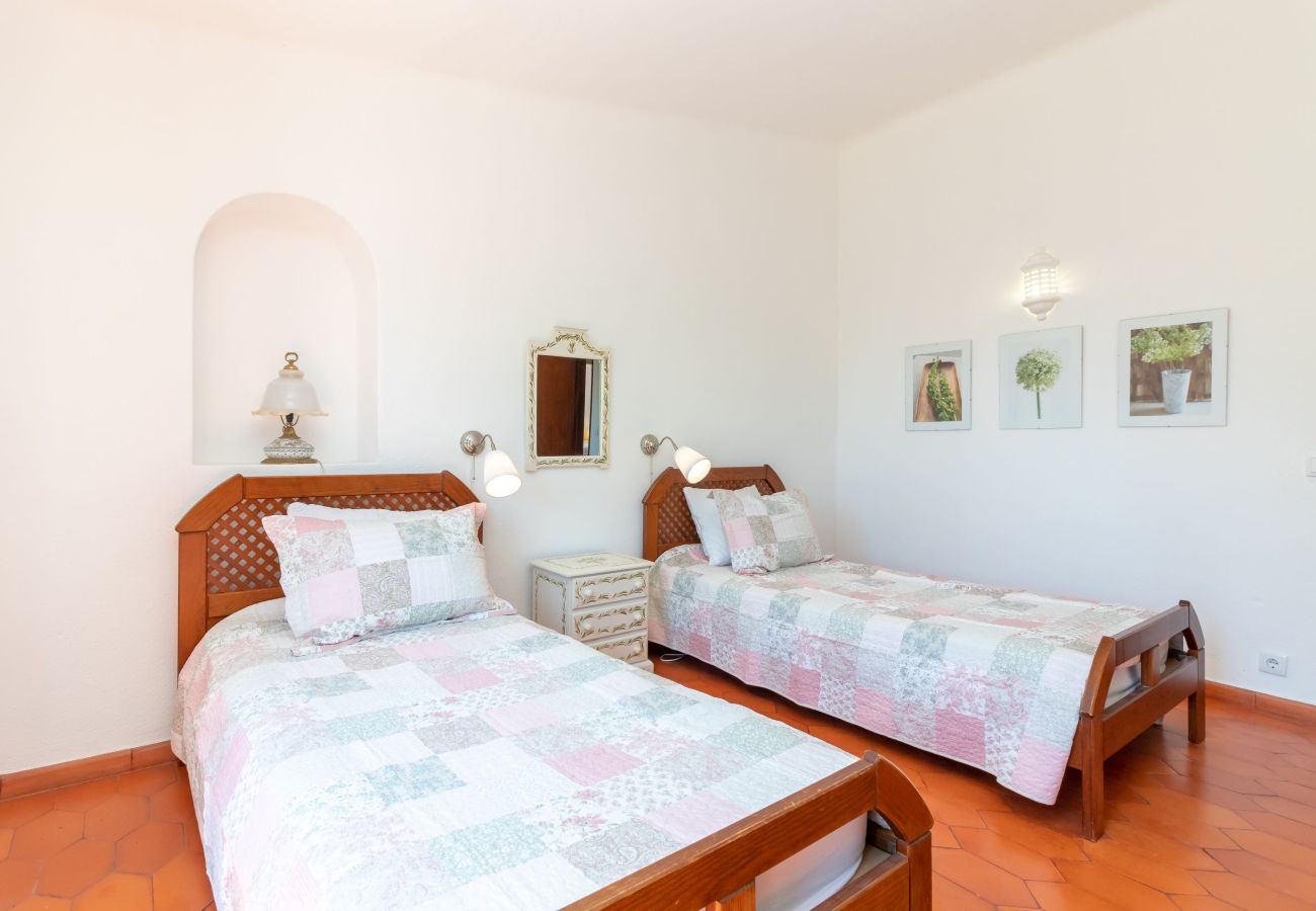 Villa in Carvoeiro - Villa With Pool, Tennis Court & Walking Distance to Town Centre