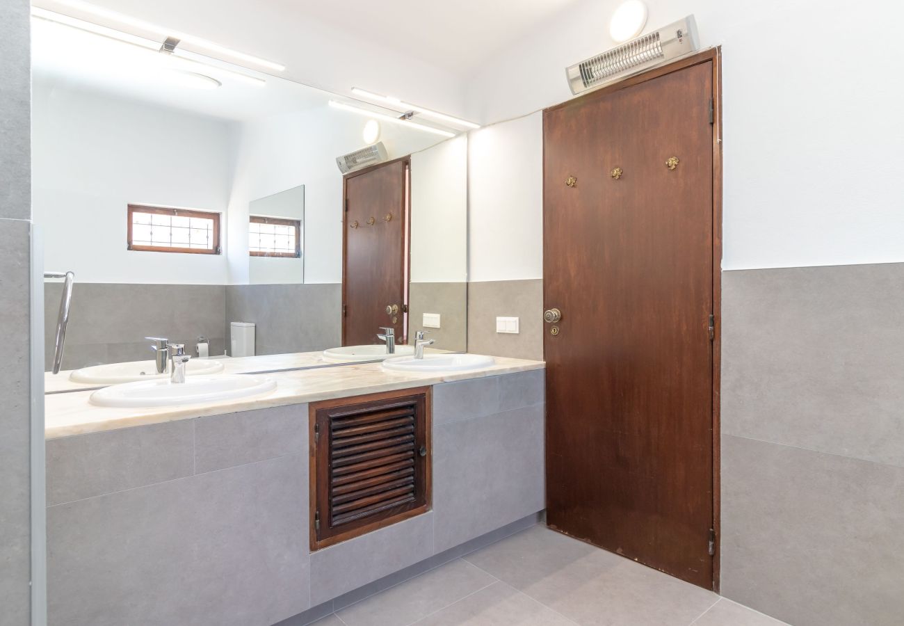 Villa in Carvoeiro - Villa With Pool, Tennis Court & Walking Distance to Town Centre