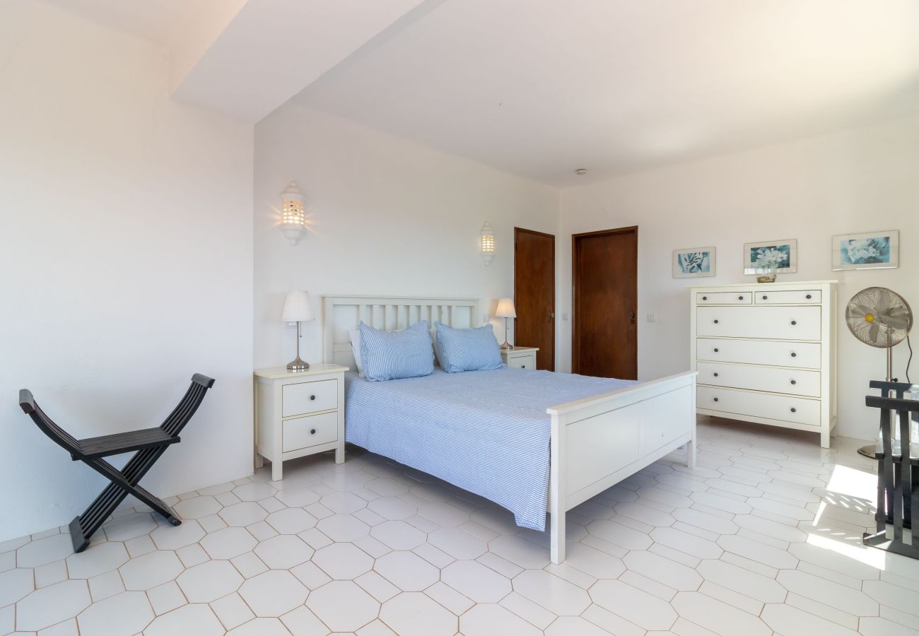 Villa in Carvoeiro - Villa With Pool, Tennis Court & Walking Distance to Town Centre