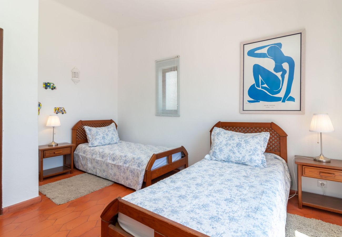 Villa in Carvoeiro - Villa With Pool, Tennis Court & Walking Distance to Town Centre