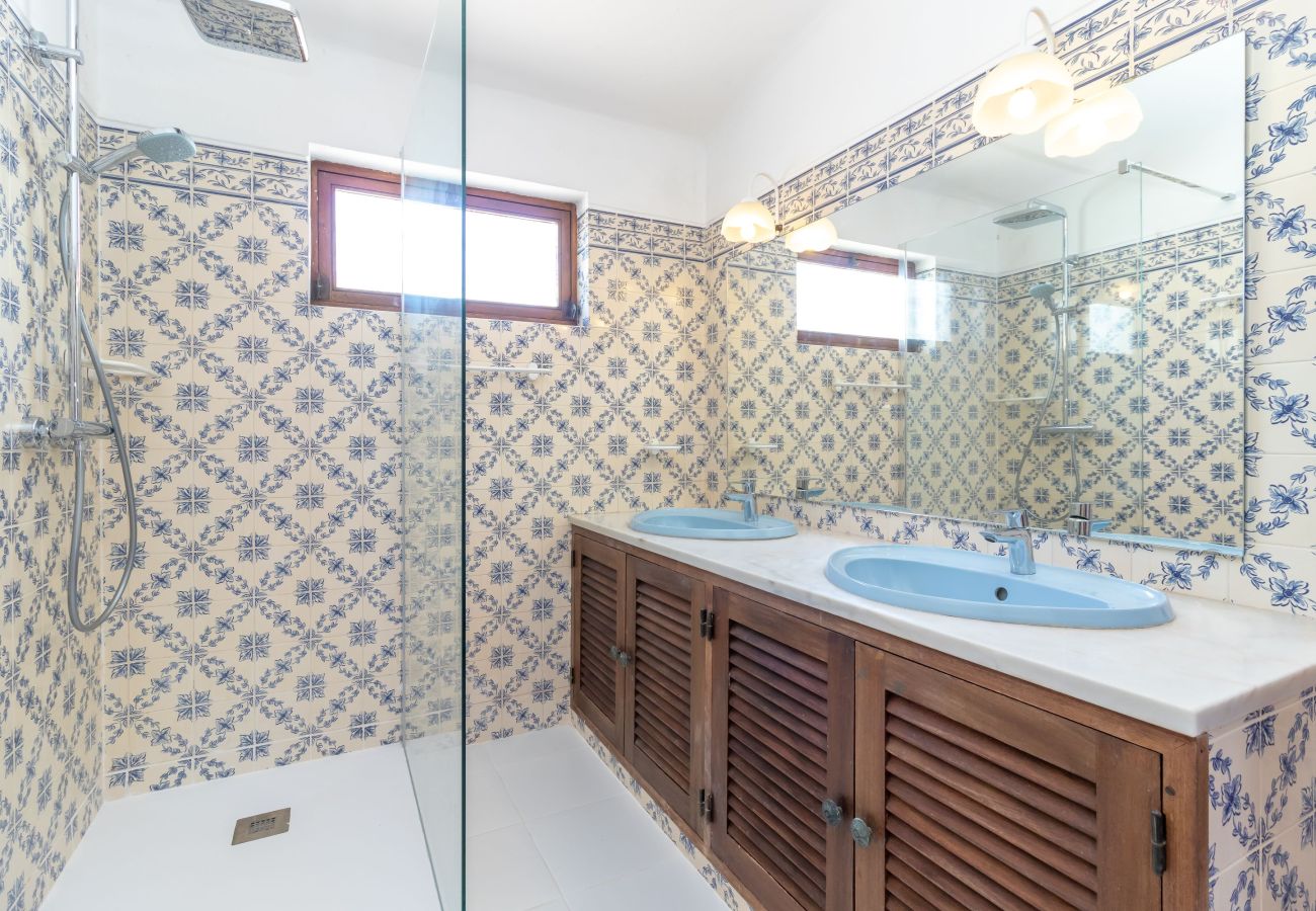 Villa in Carvoeiro - Villa With Pool, Tennis Court & Walking Distance to Town Centre