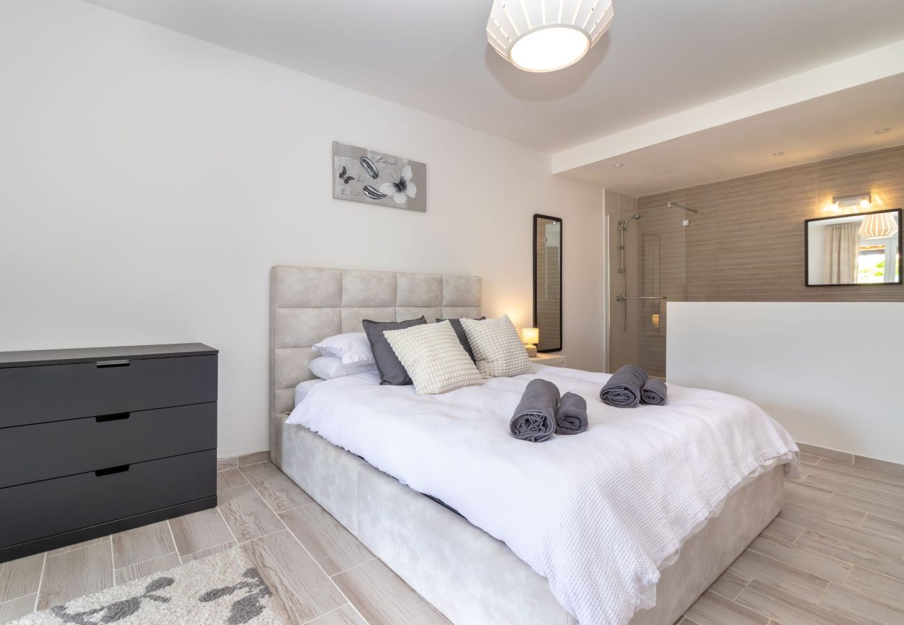 Villa in Lagoa - Quinta Delsy - 5 Bed Villa With Pool Near Praia da Marinha