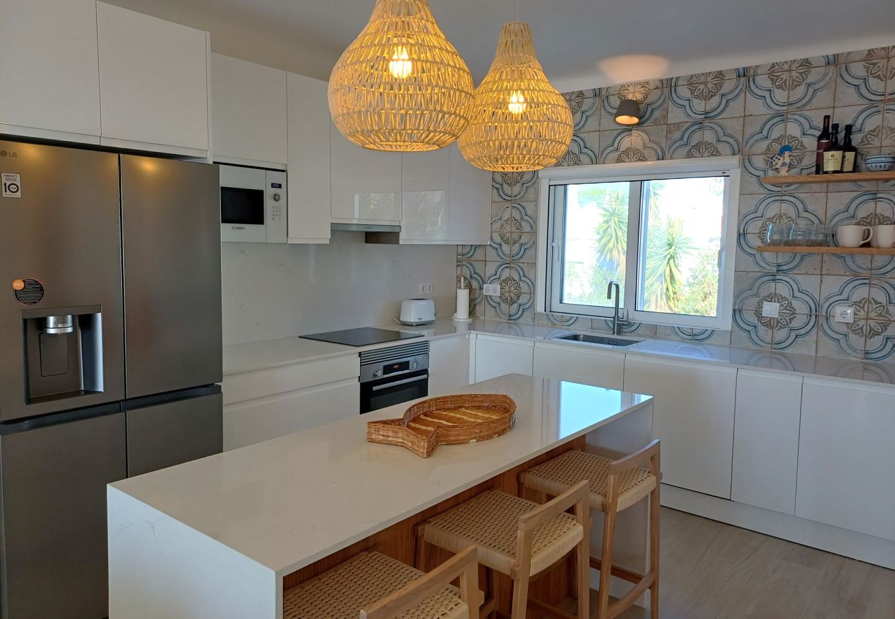 Apartment in Carvoeiro - Casa Beira Mar - 2 bed apartment with stunning sea views close to Carvoeiro town centre