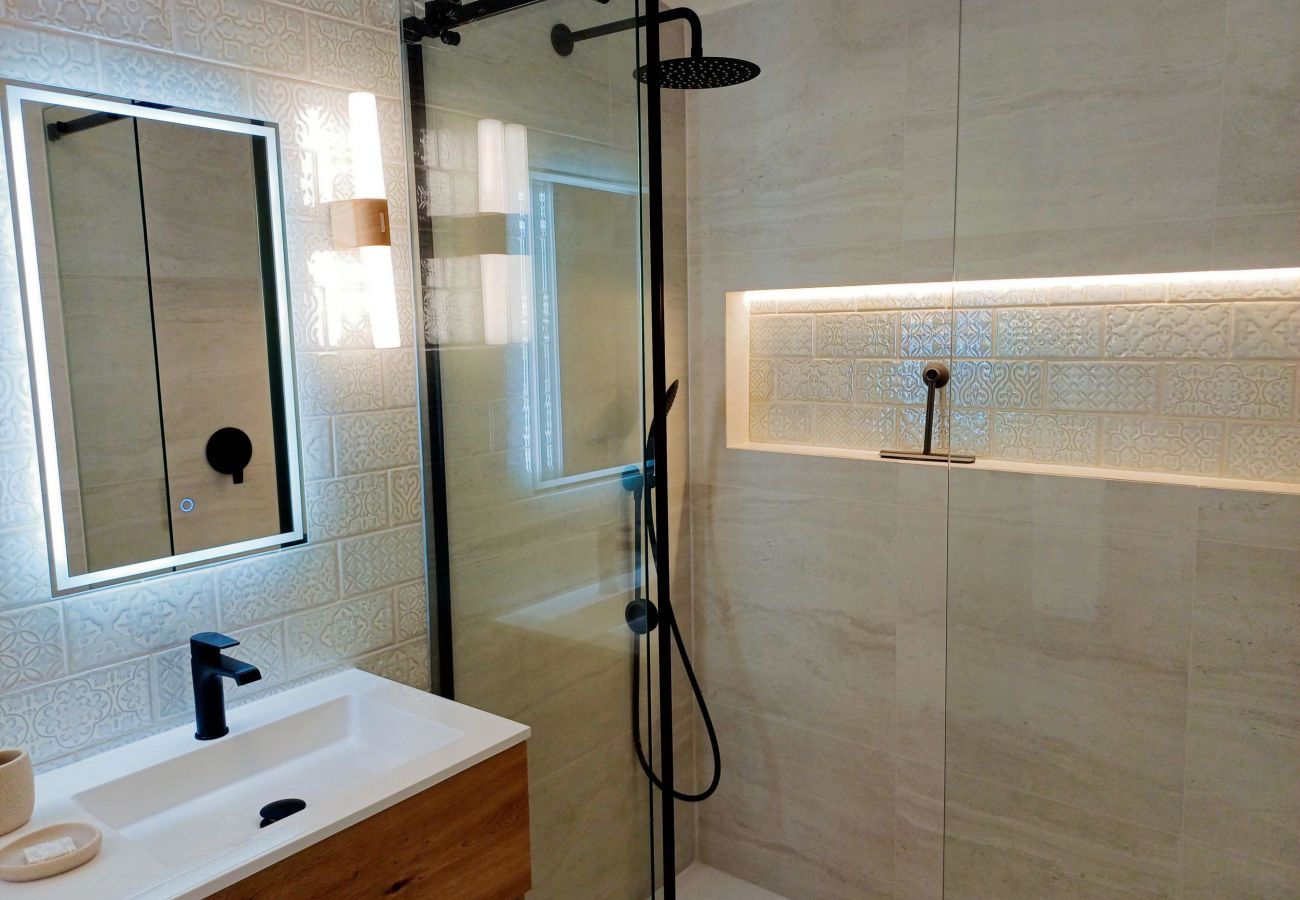 Apartment in Carvoeiro - Casa Beira Mar - 2 bed apartment with stunning sea views close to Carvoeiro town centre