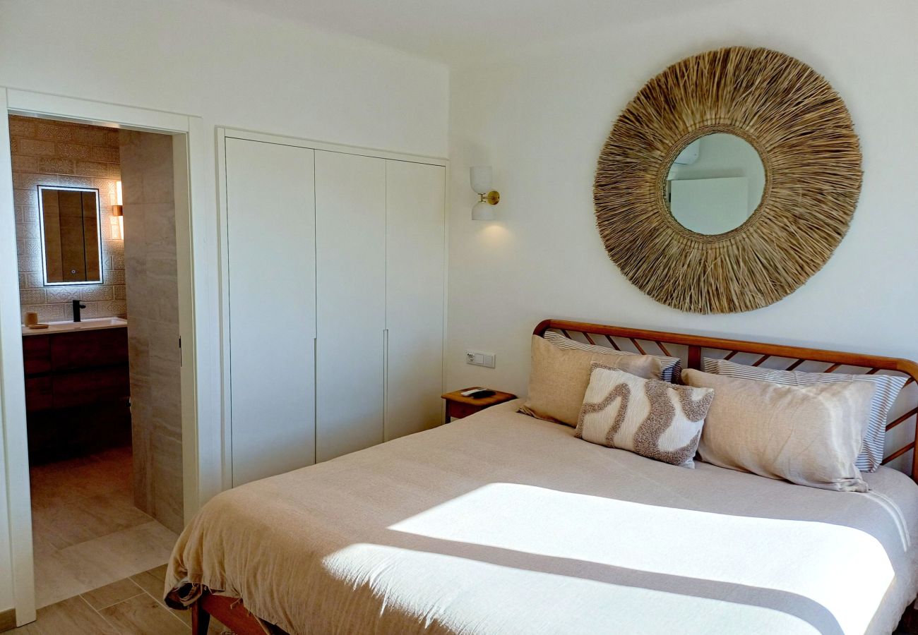 Apartment in Carvoeiro - Casa Beira Mar - 2 bed apartment with stunning sea views close to Carvoeiro town centre