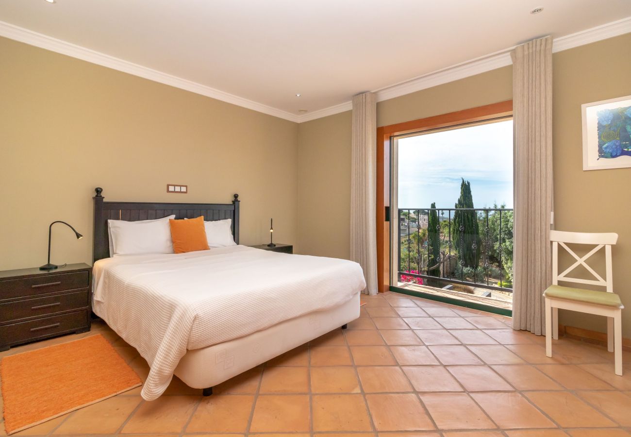 Villa in Carvoeiro - Villa Balder - Luxury villa, 4 bedrooms, heated pool & stunning views 