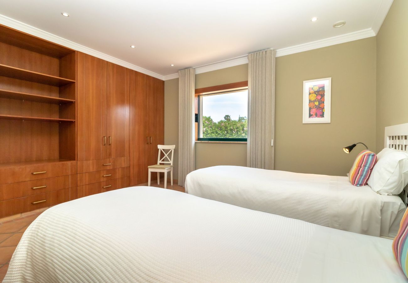 Villa in Carvoeiro - Villa Balder - Luxury villa, 4 bedrooms, heated pool & stunning views 