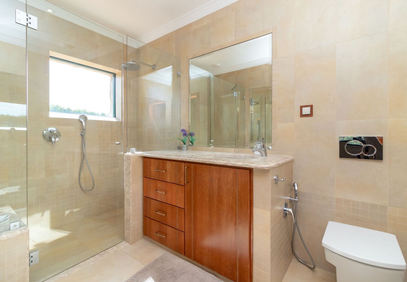 Villa in Carvoeiro - Villa Balder - Luxury villa, 4 bedrooms, heated pool & stunning views 