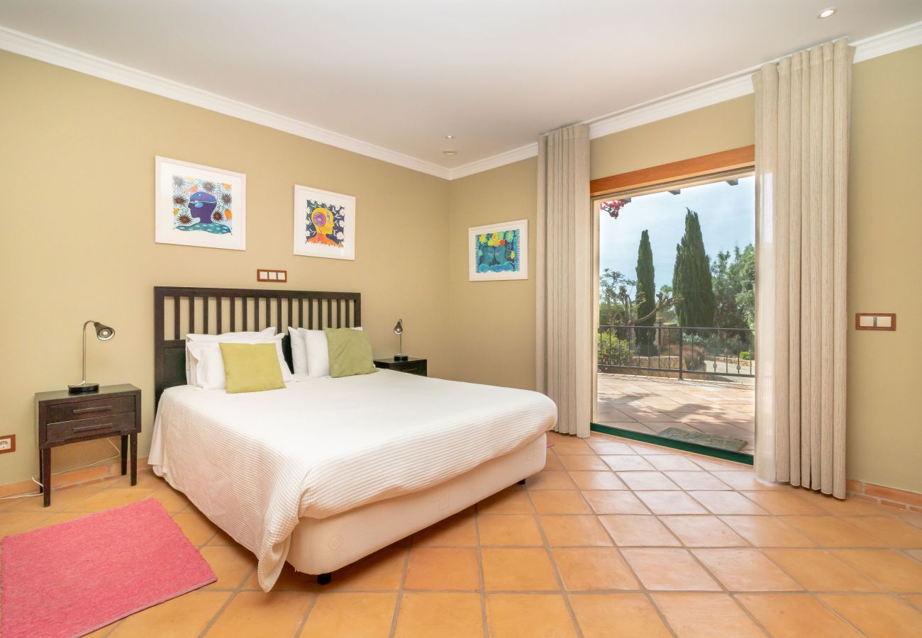 Villa in Carvoeiro - Villa Balder - Luxury villa, 4 bedrooms, heated pool & stunning views 