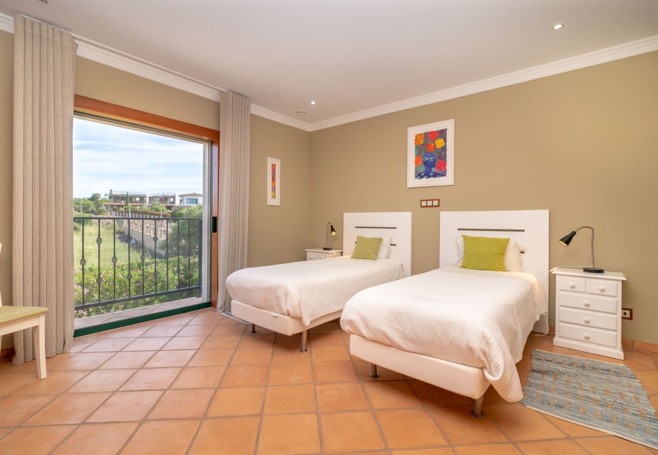 Villa in Carvoeiro - Villa Balder - Luxury villa, 4 bedrooms, heated pool & stunning views 