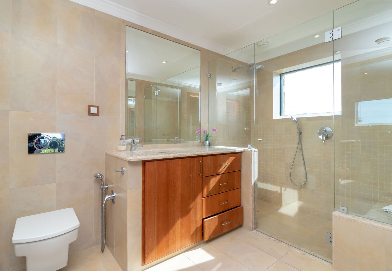 Villa in Carvoeiro - Villa Balder - Luxury villa, 4 bedrooms, heated pool & stunning views 