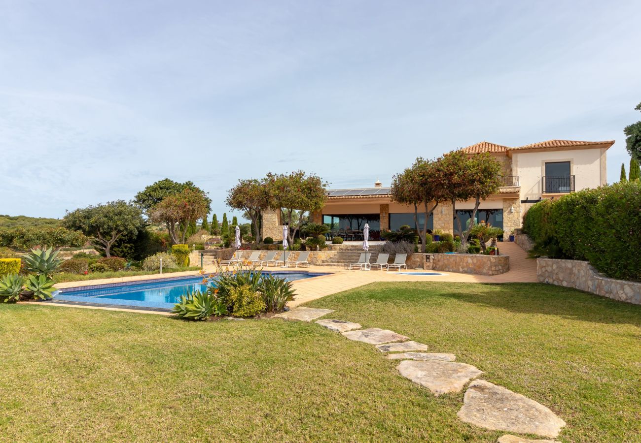 Villa in Carvoeiro - Villa Balder - Luxury villa, 4 bedrooms, heated pool & stunning views 